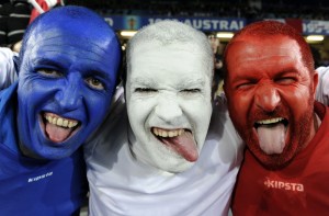 trio hommes bleus blancs rouges